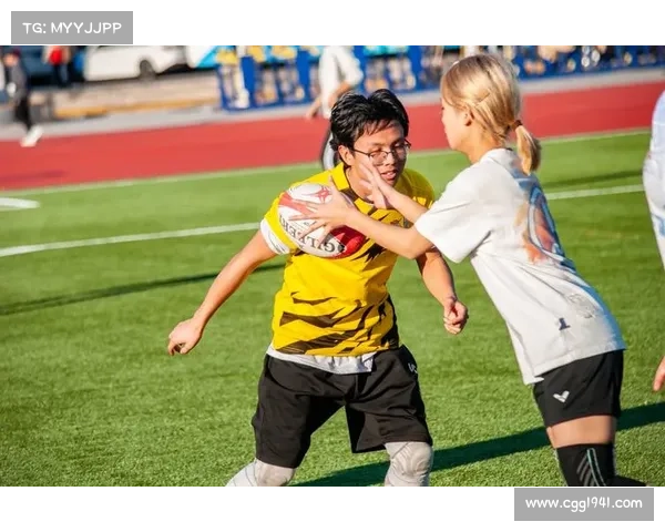 福州萌娃橄榄球决赛日达阵后与对手温馨拥抱展现体育精神